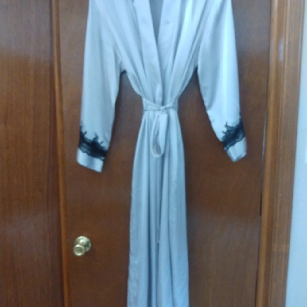 Ladies Robe - Picture 2 of 2